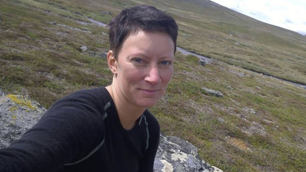 Hemvärnssoldaten Helena Fjellström, 41, var hemmahörande på orten Dvärsätt i Krokoms kommun i Jämtland. Hon omkom när ett stridsfordon i mörker körde över tältet där hon låg och sov.