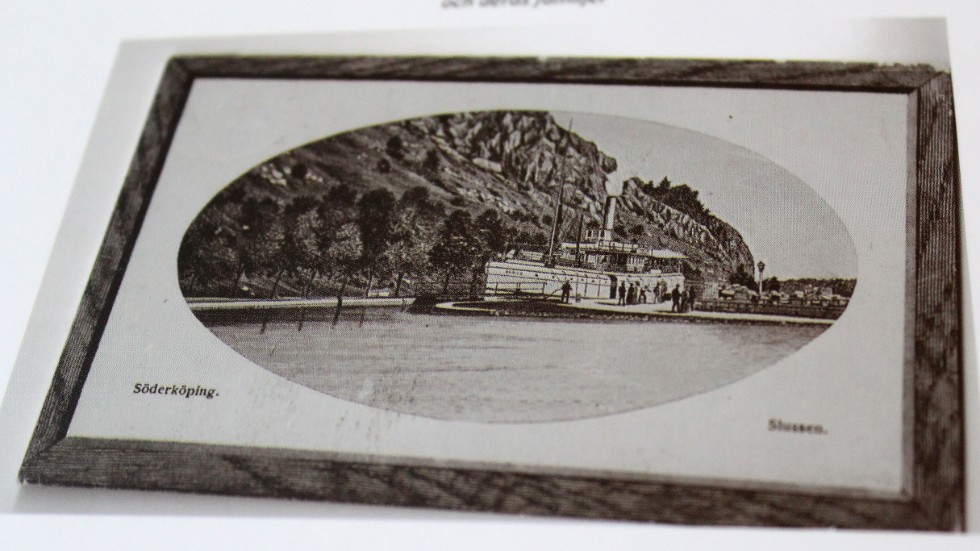 Ett gammalt vykort över Söderköping och kanalen pryder omslaget till boken.