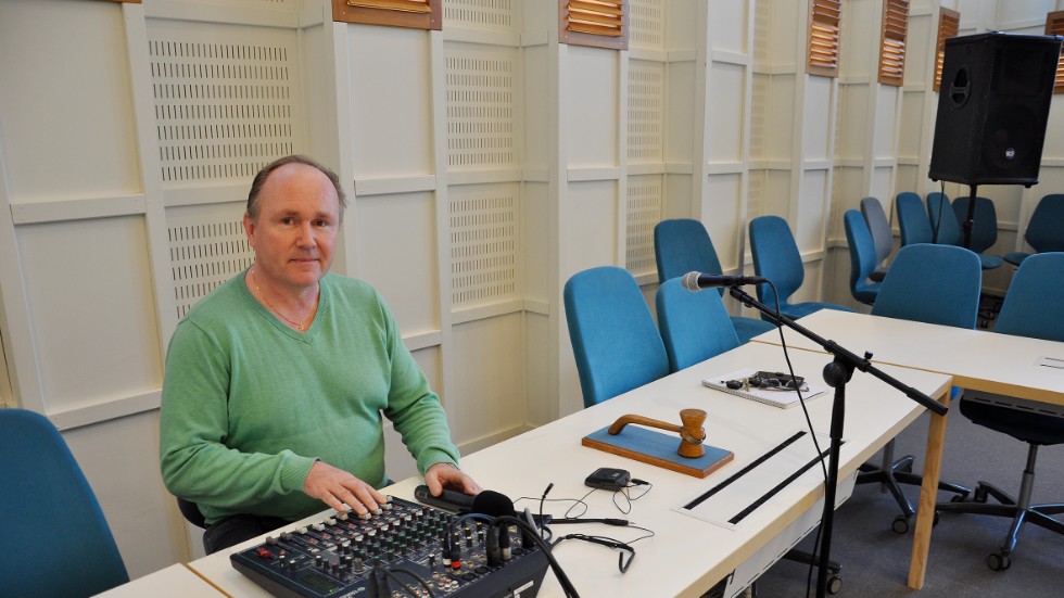 Mixerbord och två gigantiska högtalare är något nytt. Kommunstrategen Jan-Olov Bäcklund testar ljudet. " Det här är en tillfällig lösning till det andra fungerar."