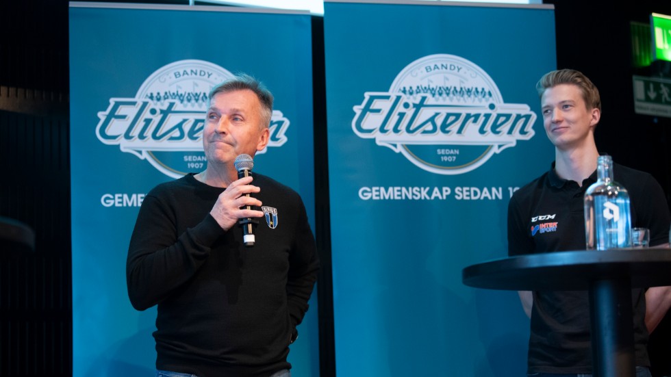 Siriustränaren Esa Määttä och lagkaptenen Victor Lundberg under torsdagens upptakt i Uppsala för elitserien i bandy. 