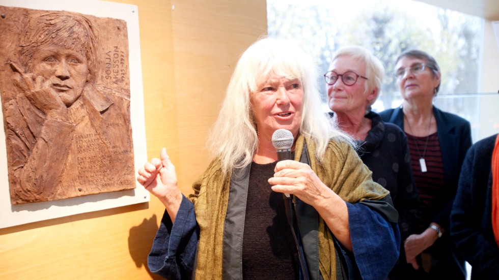 Det är den gotländska konstnären Helena Andreeff-Laurin som förevigat Sonja Åkesson på Almedalsbiblioteket. I bakgrunden: Gunilla Forsén och Gunilla Boëthius.