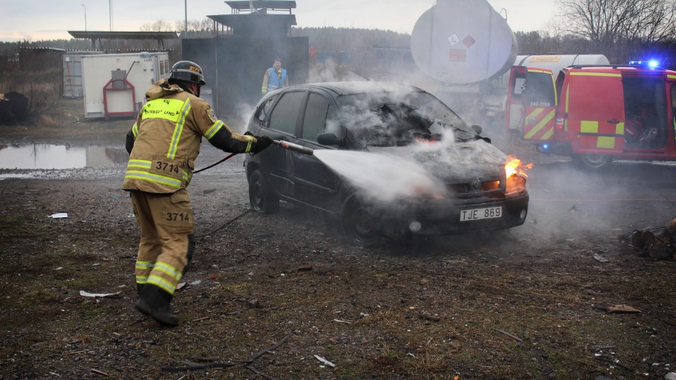 RTÖG:s deltidsbrandmän har haft sina årliga övningar på utbildningsanläggningen i Norrköping. En av sakerna de fått öva på är att släcka bilbränder.