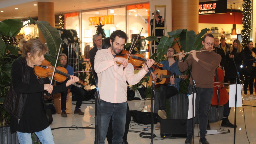 Musiker från Symfoniorkestern spelade under flashmobben på varuhuset Linden.