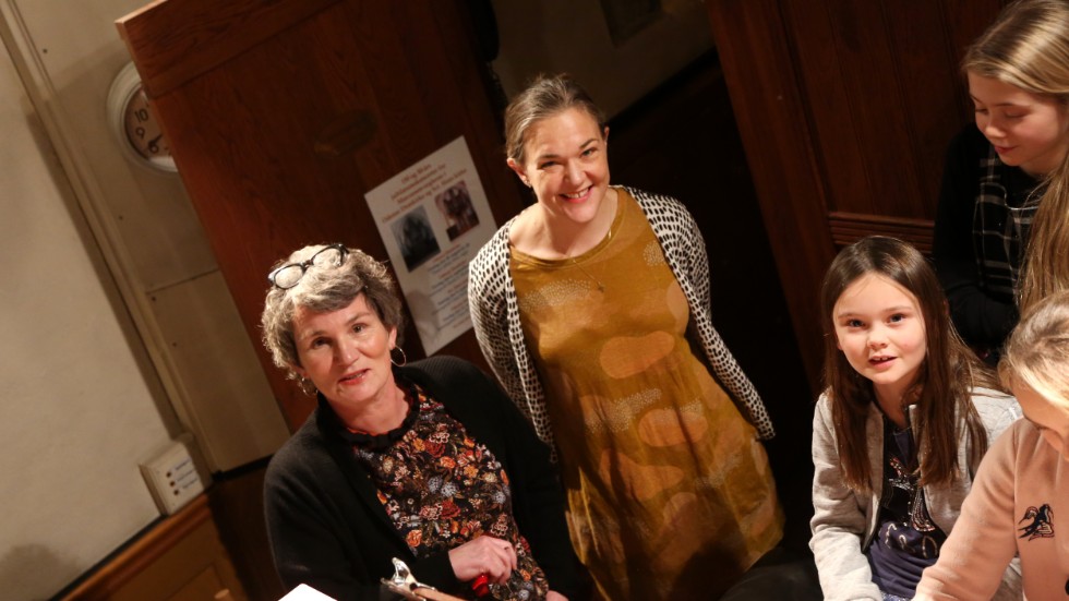 Anne Dungner Hjellström och Linnea Tibell är två av öns kyrkomusiker som just nu har lyckan att ha unga elever som lär sig spela orgel i kyrkan.