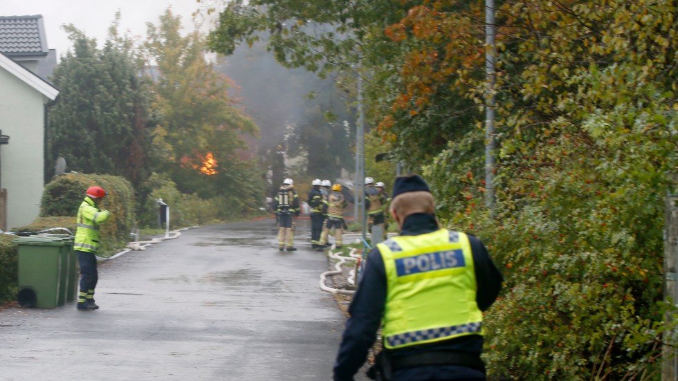 En brand i ett garage tvingade polis och räddningstjänst att spärra av ett 100 meter stort område i Hällbybrunn under onsdagsmorgonen.