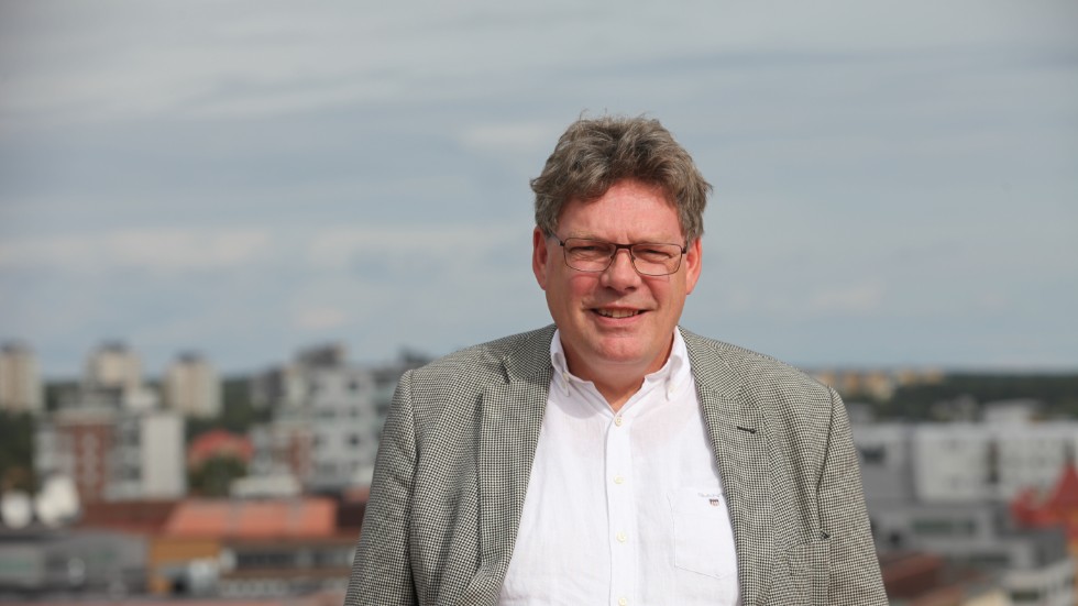 Anders Persson väljer att säga upp sig efter kritiken mot hans ledarstil. Han kommer att stå till Luleå kommuns förfogande under den sex månader långa uppsägningstiden. 