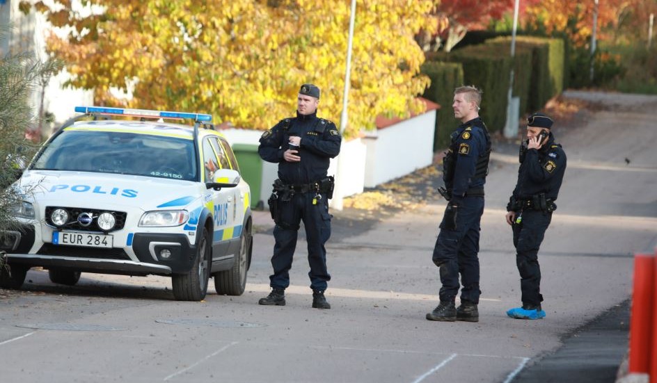 Polisen har spärrat av ett hus i Berg efter misstankar om att ett grovt rån har skett. 