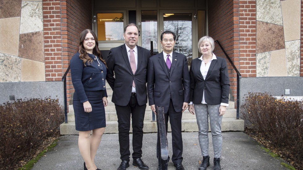 Oppositionsrådet Emma Dahlin (M), kommunstyrelsens ordförande Anders Berglöv (S) och kommunfullmäktiges ordförande Helen Stockow (S) tog emot Kinas ambassadör Gui Congyou på onsdagen.