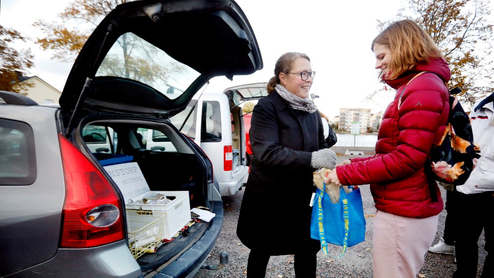 Lou Norén, initiativtagare till REKO Eskilstuna överlämnar lammkorv och äppelmust till Lina Hammarström. "Det känns bra att stötta de lokala matproducenterna", säger hon.