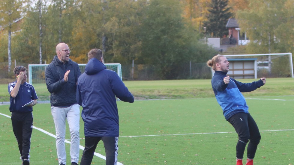 Reservmålvakten Robin Pettersson rusade ut på planen, tränarna Tobias Sander och Daniel Grönvall applåderade av lättnad efter Niklas Rautiainens straffkvittering.