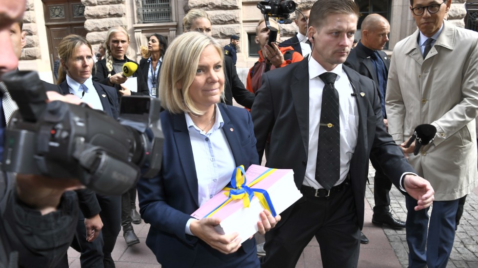 Finansminister Magdalena Andersson på promenad med budgeten.
