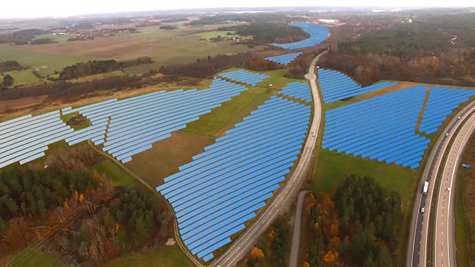 Skissen visar hur Sveriges största solcellspark kan komma att breda ut sig på ett 45 hektar stort område på båda sidor av gamla motorvägen nära Härad. Fotot är taget från Arsenalen mot Strängnäs.