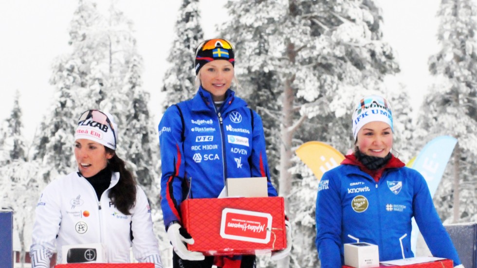 Prispallen i damernas premiärlopp bestod av Frida Karlsson, etta, Charlotte Kalla, tvåa, och Moa Lundgren, till höger trea.