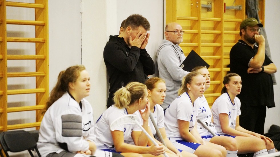 IBF-tränaren Martin Sävenhed gömde händerna i ansiktet vid 2-3-målet. 