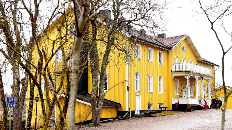 Den gula byggnaden har huserat alltifrån konferensgäster till människor som flytt från krig.