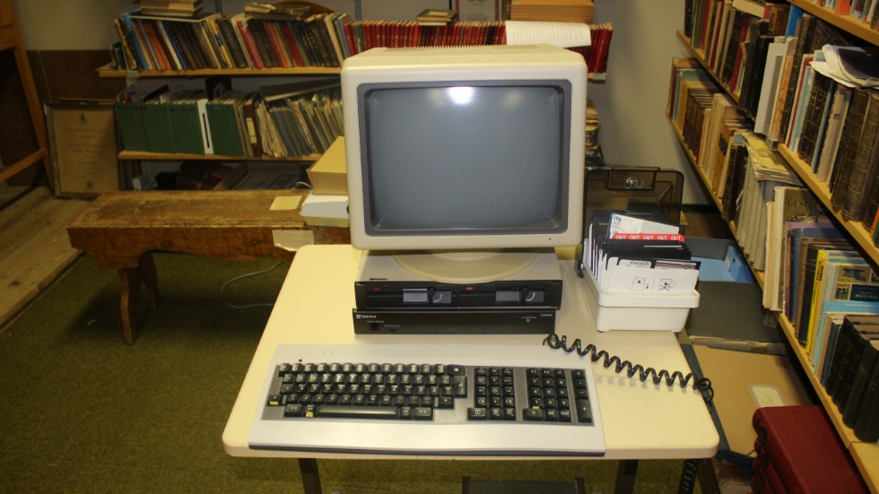 En dator, modell äldre, lär vara ett av de senaste objekten som lämnats in på skolmuseet i Finspång.