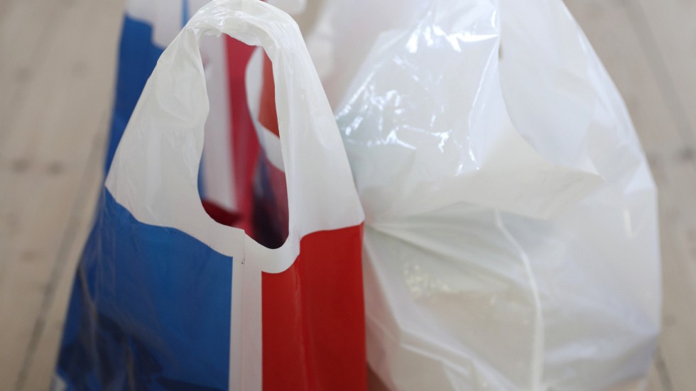 Varför inte förbjuda plastpåsar om de nu är så miljöfarliga? undrar Bernt Drugge.