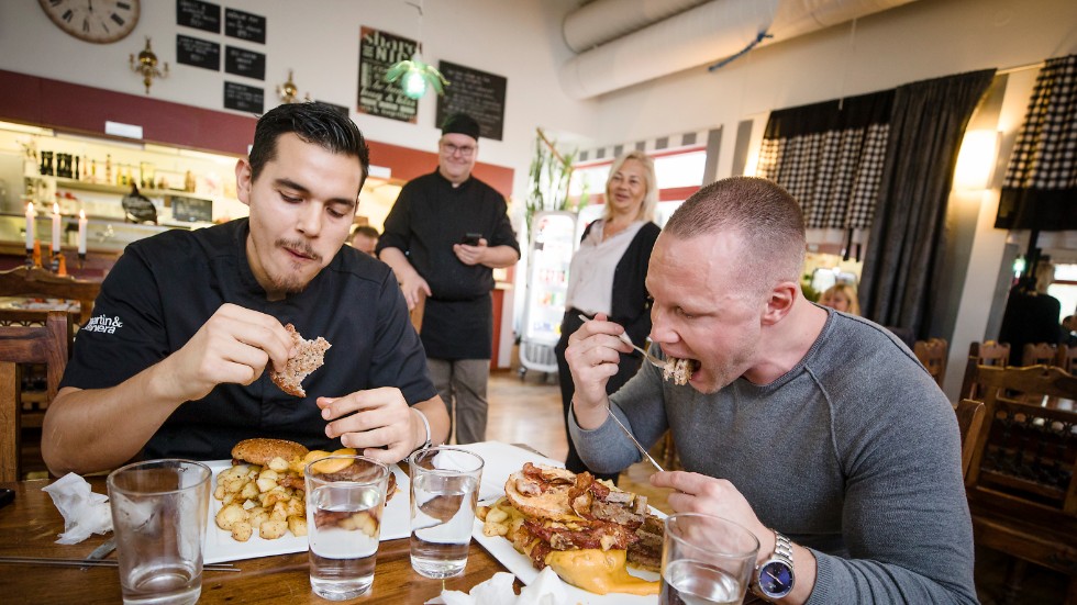 Kocken Carlos Ochoa utmanades av boxaren Simon Engström i att äta hamburgare.