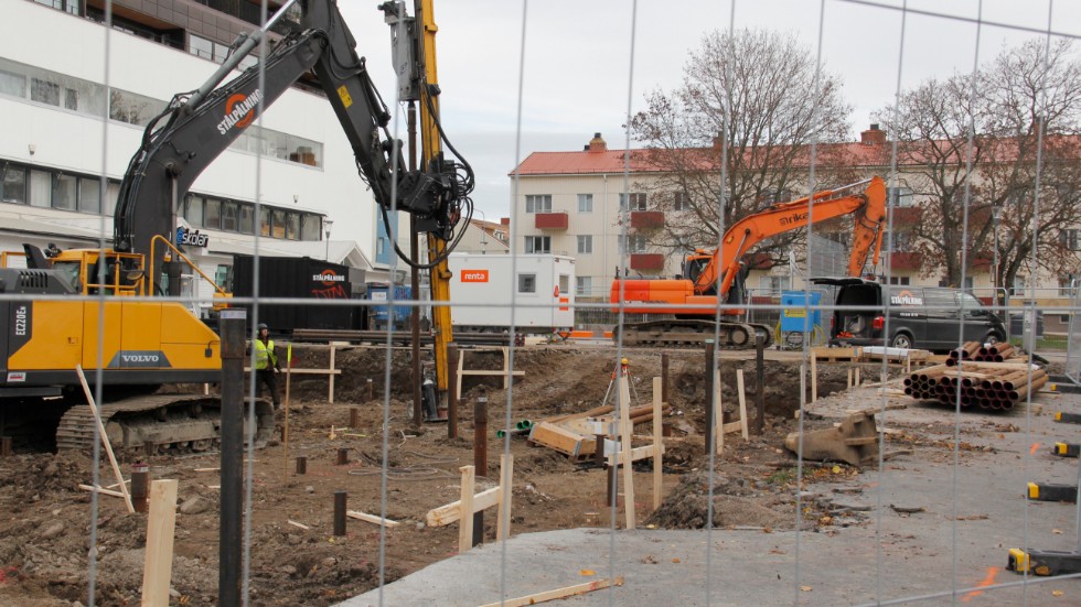 Pålningen för det kommande höghuset i korsningen S:t Larsgatan-Fjärdhundragatan påbörjades för några dagar sedan.
