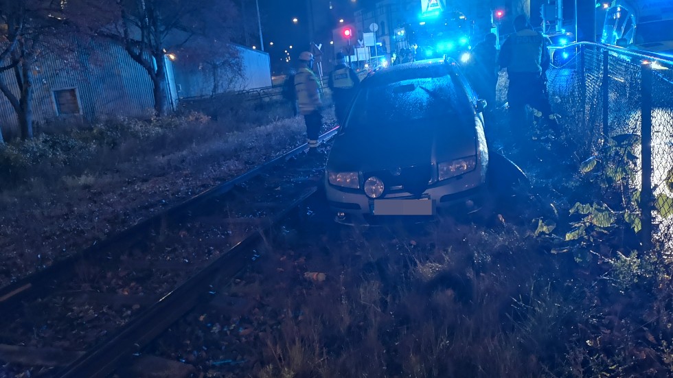 En personbil fick sladd och körde över järnvägsspåren vid Hamnbron natten till söndag. 