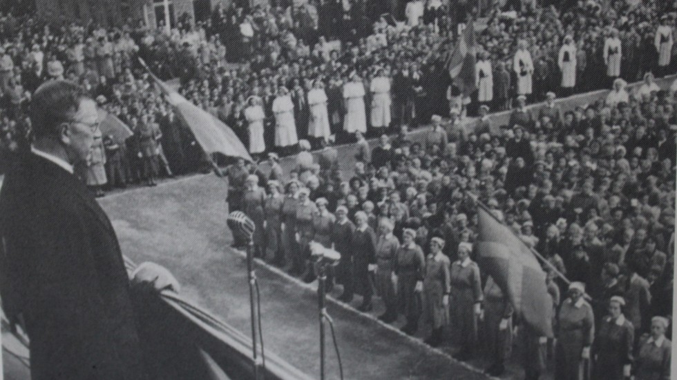 Kung Gustav VI Adolf tar emot folkets hyllning på Bergslagstorget under Eriksgatan 1953.