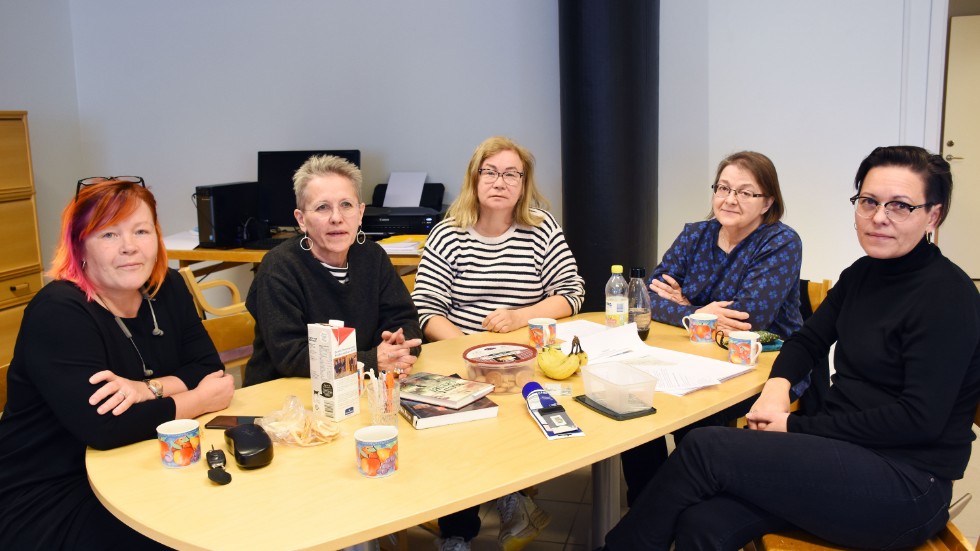 Lena Ylipää, Agneta Andersson, Lena Stenberg, Anita Mikko och Victoria Andersson ställer ut i Kiruna konsthall. Saknas på bild gör Anita Ylipää och Britta Marakatt Labba som ingår i gruppen. 