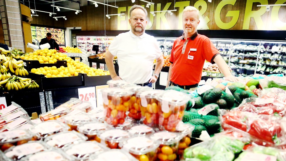 Jan Fredriksson och Peter Slagbrand på nya frukt- och gröntavdelningen på Ica Maxi i Skiftinge.
