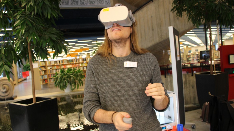 Projektledaren Gustav Hedlund provar VR-glasögonen. 