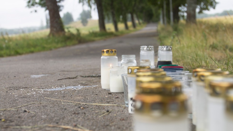 Ljus vid platsen i Djulö allé där en tonårspojke avled efter en bilkrasch. 