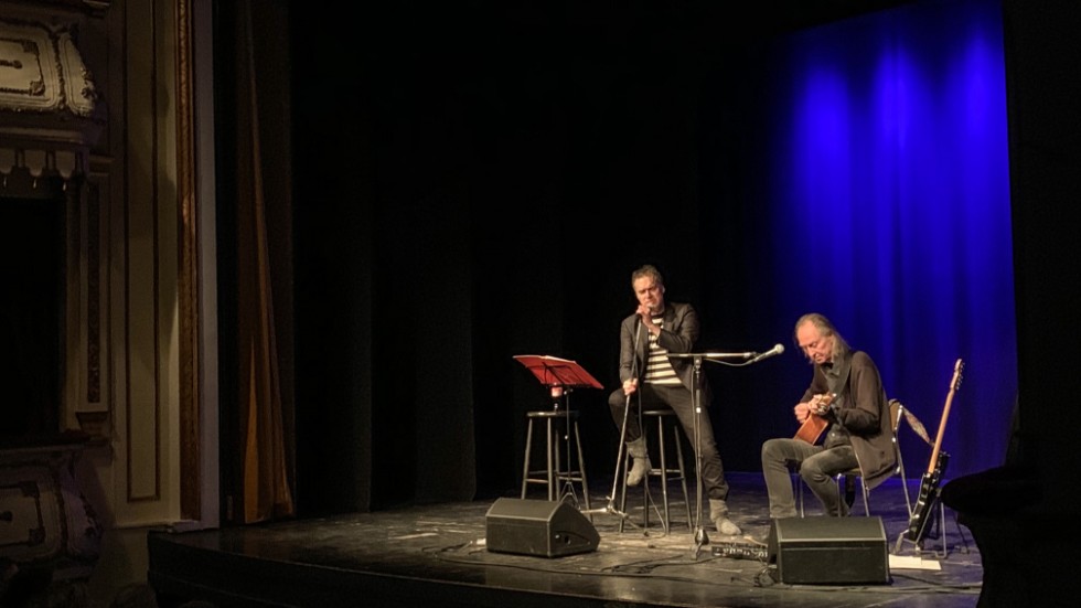 Det bjöds på sånger, dikter och anekdoter när Thorsten Flinck och Kenny Håkansson kom till Nyköpings Teater med sin föreställning "Hemma hos Thorsten och Kenny".