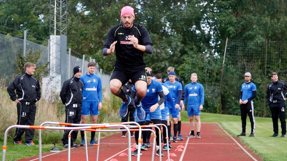 Spänstträning stod på schemat på IFK torsdagsträning. Här är det Olle Nordlund som studsar över häckarna. 