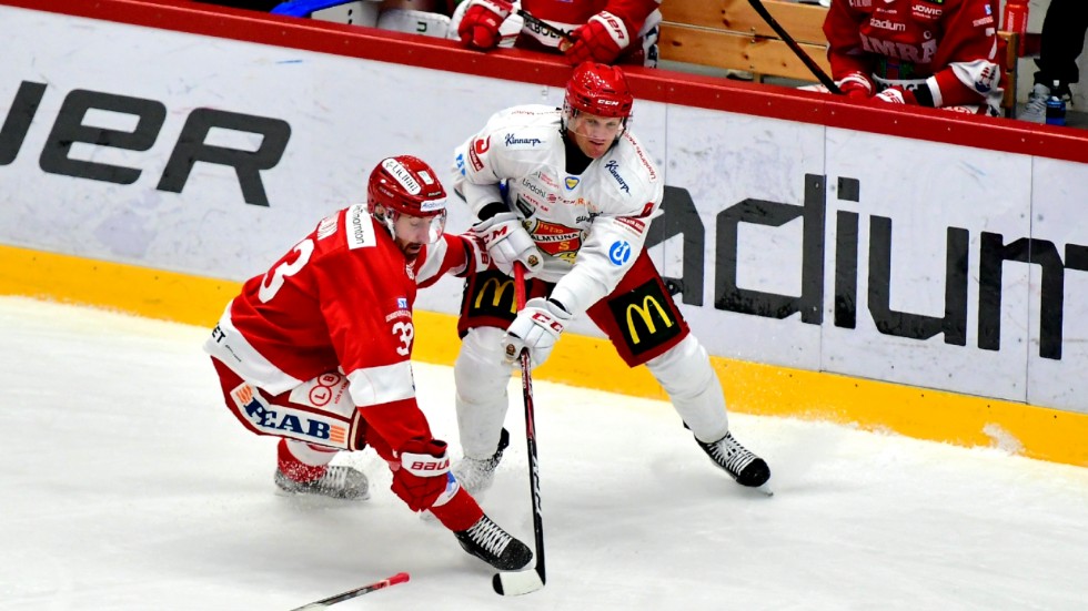 Almtunas Tony Mårtensson (i vitt) i kamp med Timrås Albin Lundin. I början av förra säsongen spelade de tillsammans i Almtuna, nu är Lundin poängkung i Timrå.