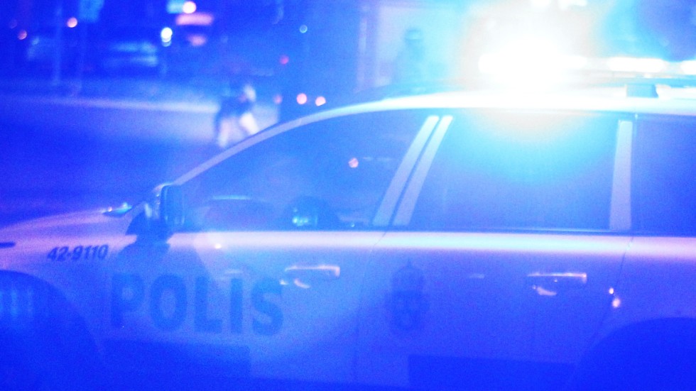 En polispatrull kallades till en nattklubb i Vimmerby på lördagskvällen för att köra en berusad man till arresten för tillnyktring. Men efter att man upptäckt en skada på mannens hand gick transporten till sjukhuset istället.