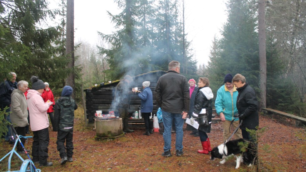 Vid vindskyddet i Pinnarp sågs Rotarymedlemmarna för att grilla efter att de genomfört årets julgranshuggning.