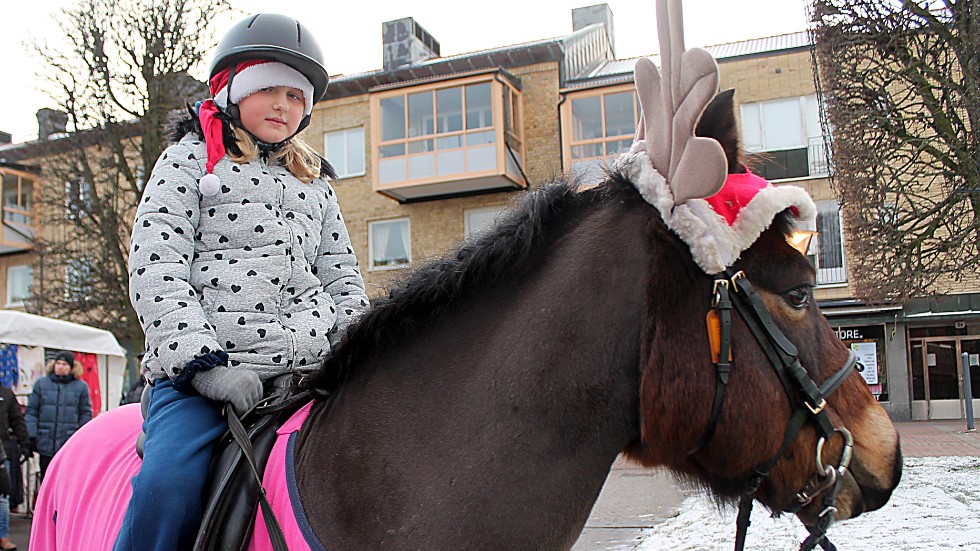 Molly Larsson, 8 år, passade på att ta en tur på hästryggen under besöket på julmarknaden.