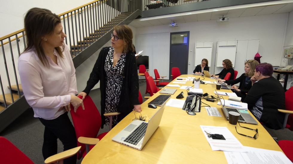 Stabschefen Camilla Svensson och kommunikationschefen Anna Nilheimer vid eftermiddagens möte under måndagen.