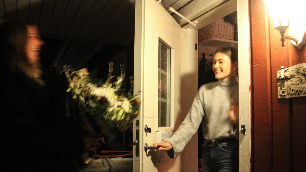 Grattis, du blev lucia. I mörkret hemma i Djurby överraskas årets lucia med blommor och uppvaktning. 