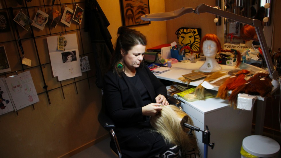 Perukmakaren och maskören Sissa Persson Maresch arbetar i ateljén i Norrköping. 