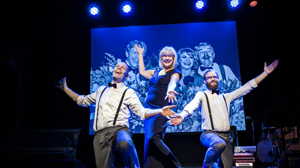 Jacke Sjödin (t.v), Meta Roos och Per Wickström på scen tillsammans med föreställningen "En kväll med Hasse & Tage"
