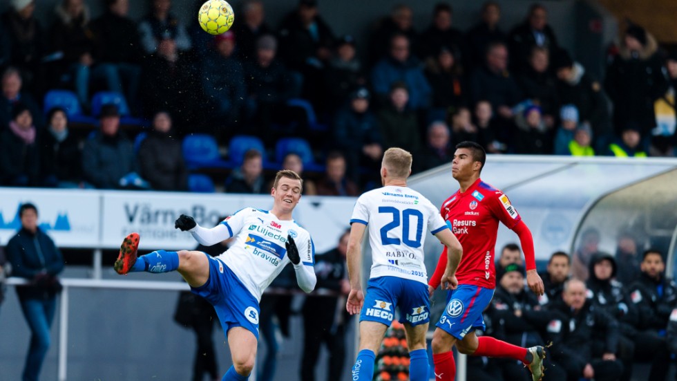 Jonathan Larsson i Helsingborgs tröja under en match mot Värnamo 2018.