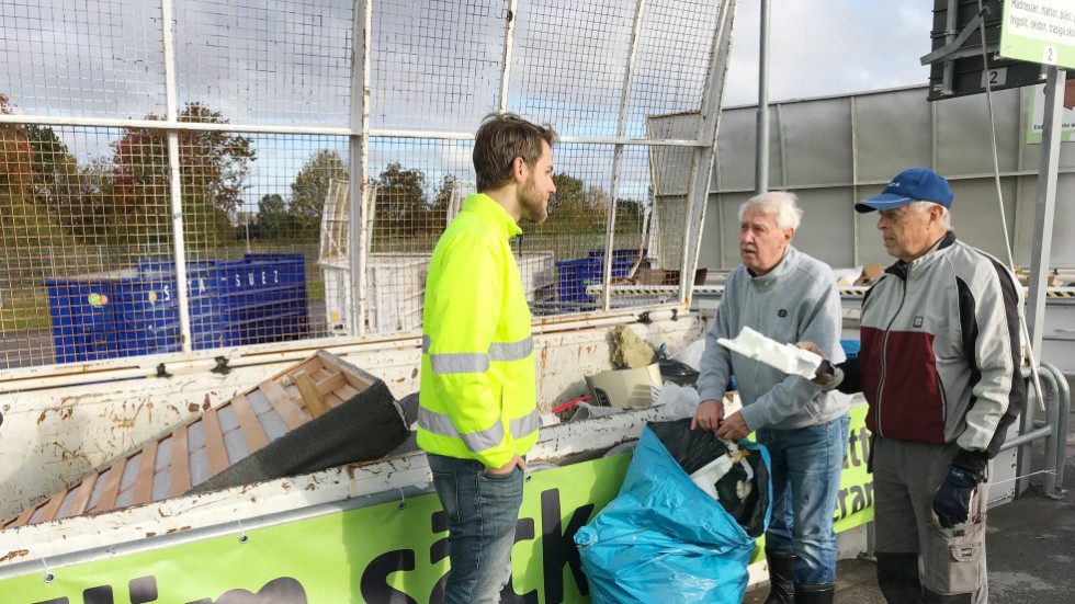 Från och med i torsdags är det inte tillåtet att kasta en hel säck i containern. Rolf Eriksson och Stig Söderkvist får hjälp av Pontus Hulldin på Retuna att sortera soporna rätt. 