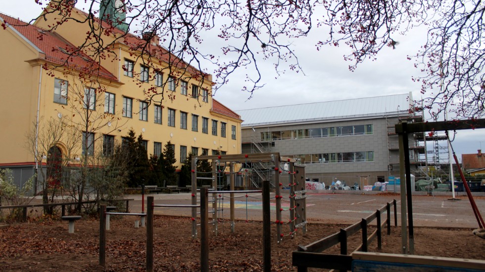 Eleverna i årskurs 6 får inte avsluta läsåret på Karlshovsskolan utan flyttas nästa vecka till Sandbyhovsskolan.
