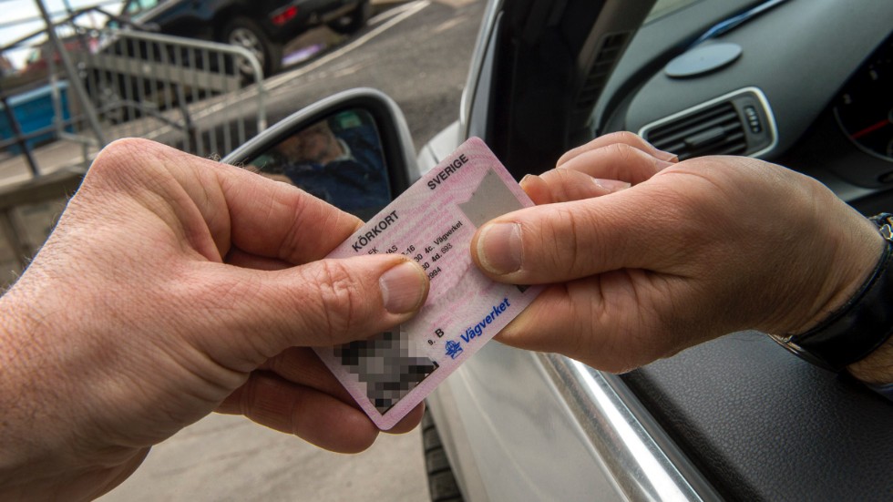 Katrineholmaren behövde körkortet men kände sig osäker på om han skulle klara ett nytt körkortsprov. Därför tog han till ett falskt körkort.