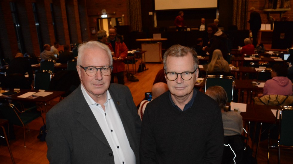 Leif Larsson, ordförande i partiets valberedning och kommunfullmäktige tillsammans med Jacob Käll, på måndagens fullmäktigemöte där det var dags för beslut om ny KSO.