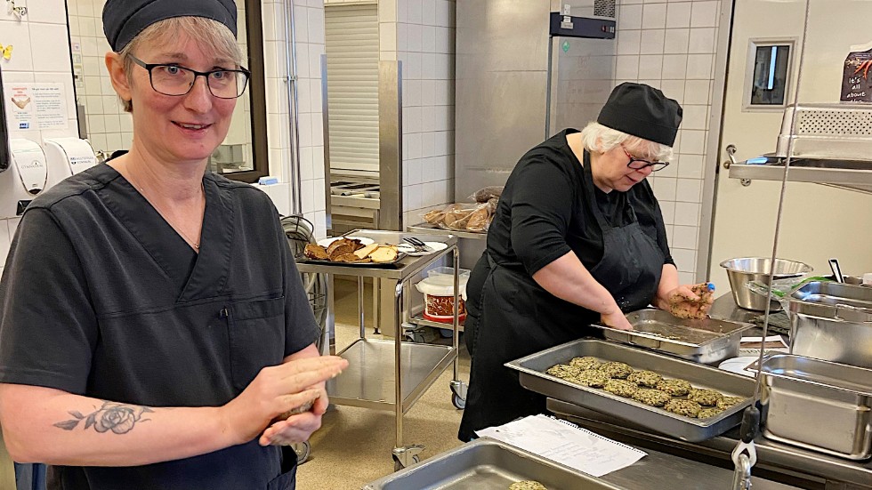 Cecilia Staxsjö och Gunnel Krees jobbar för fullt med att skapa vegetariska läckerheter.