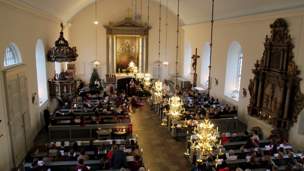 En blandad skara med besökare kom till kyrkan för att höra julevangeliet i form av ett julspel. 