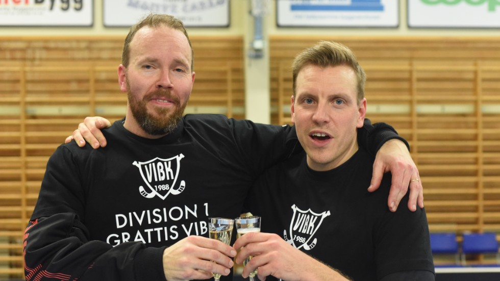 Veteranerna Patrik "Bobby" Karlsson och Jonas Elofsson skålar för att de fört upp VIBK till division ett.