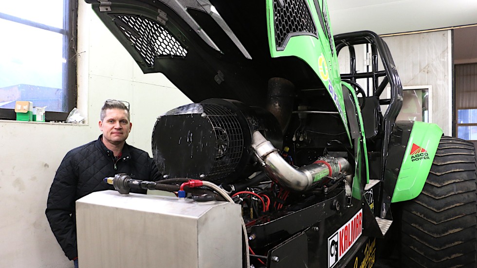 Det är många förberedelser som behövs inför säsongen. Den etanolkonverterade dieselmotorn ses över in i minsta detalj, berättar Christian Rudén.