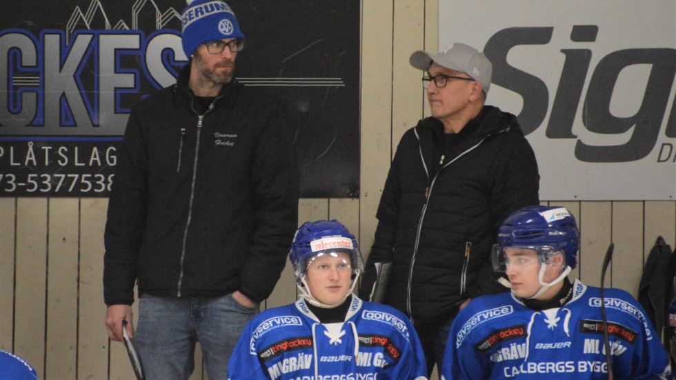 Huvudtränaren Tomas Larsson, till vänster, i samspråk med Roine Karlsson (assisterande tränare och sportchef). 