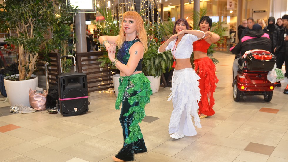 Gruppen Jelly Bellies bjöd på magdans i Enter galleria under julhandeln.